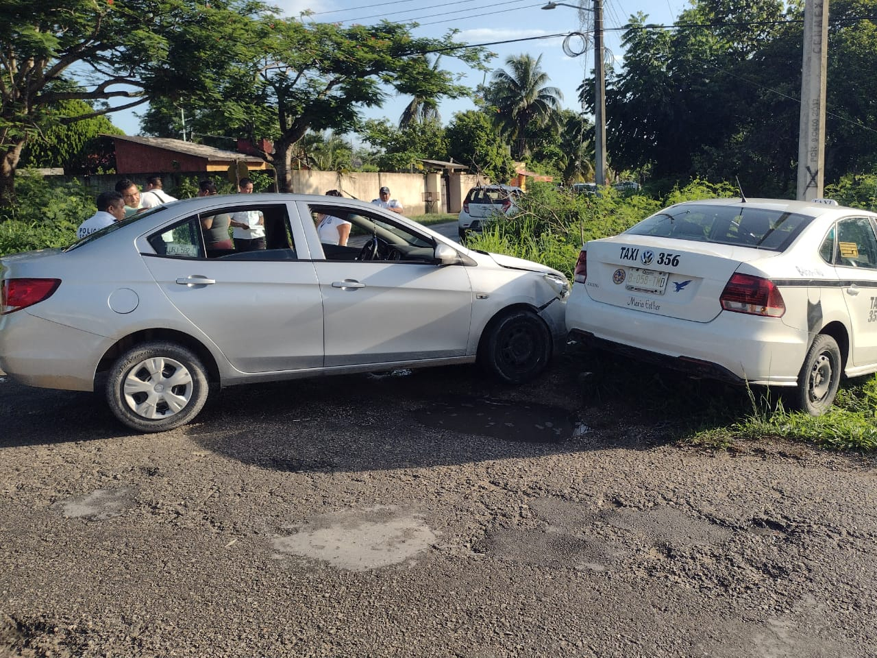 El taxi quedó fuera de la vialidad