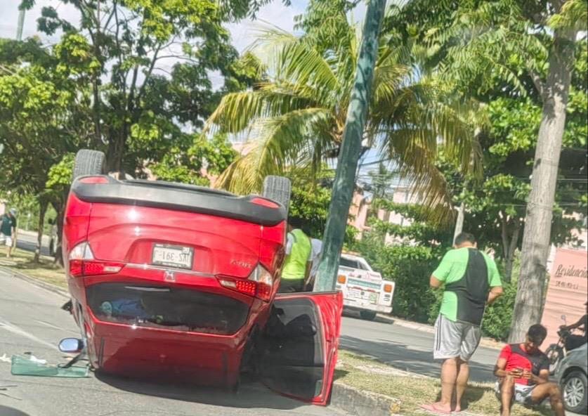 La volcadura dejó daños materiales