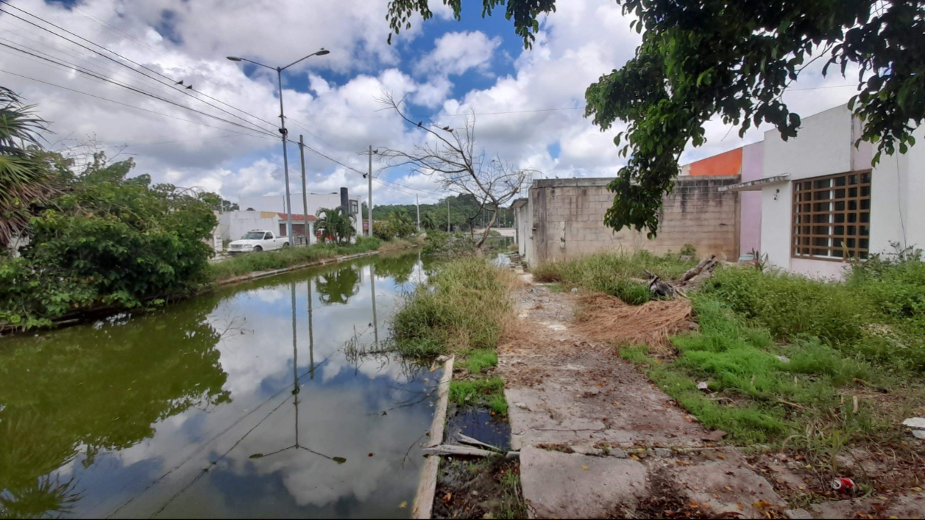 Mencionaron que el problema es porque no están conectados a las redes de Aguakan, no hay drenaje, y el líquido brota de las cañerías