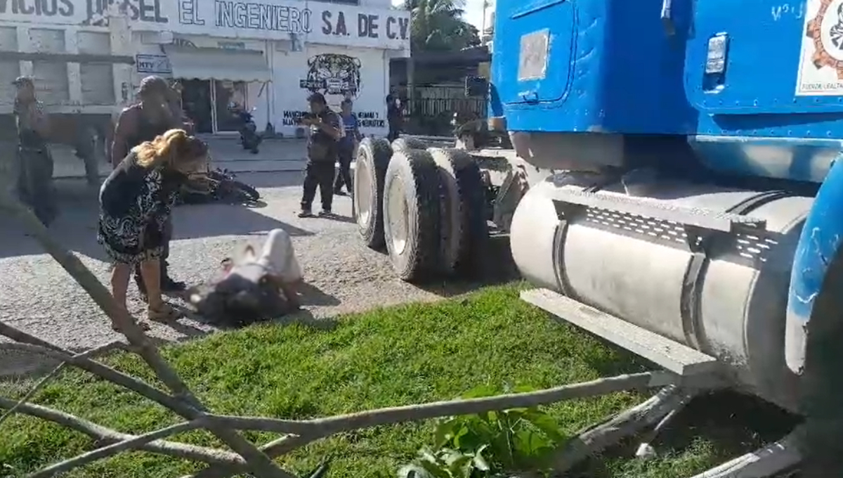 Un motociclista resultó con una grave lesión en la cabeza tras ser impactado por un tractocamión en Escárcega.