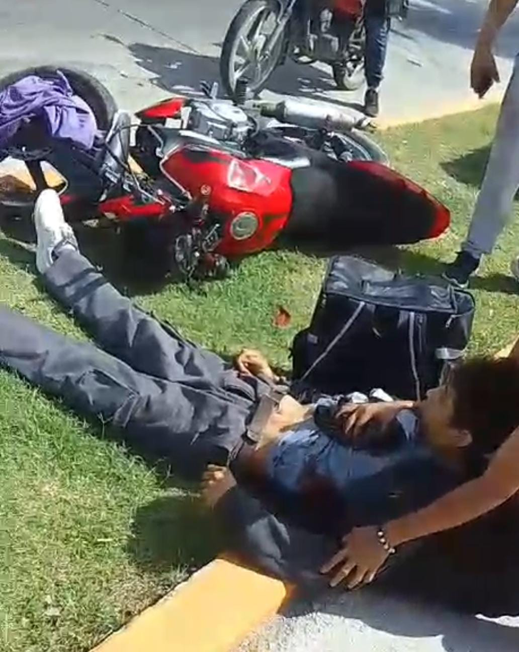 Acompañante auxilia al motociclista herido en Ciudad del Carmen