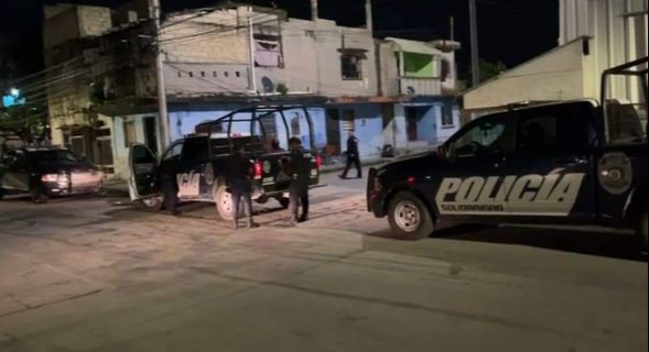 Agentes de seguridad continúan investigando los hechos en Playa del Carmen