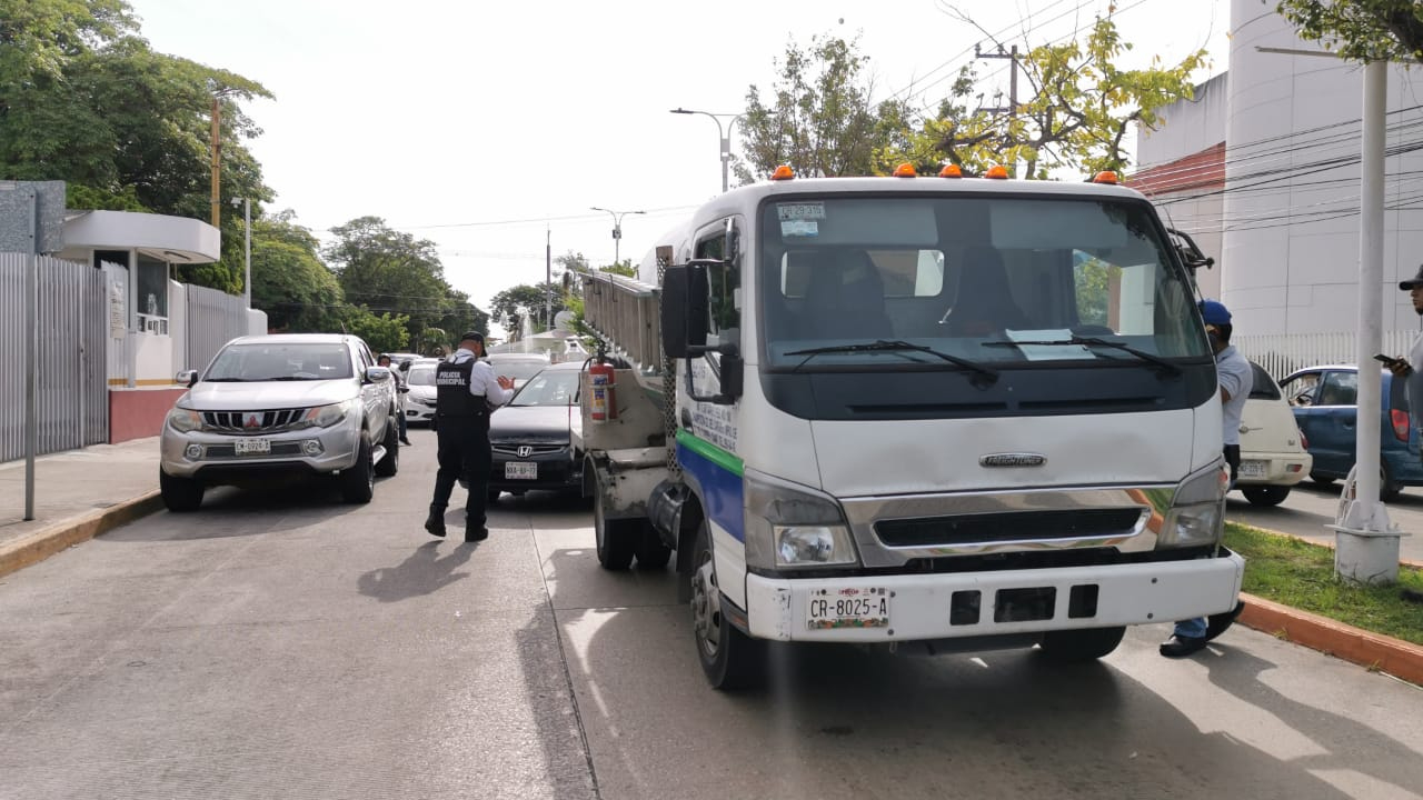 Agentes de vialidad y tránsito acudieron al lugar para levantar el peritaje y liberar la vía de circulación.