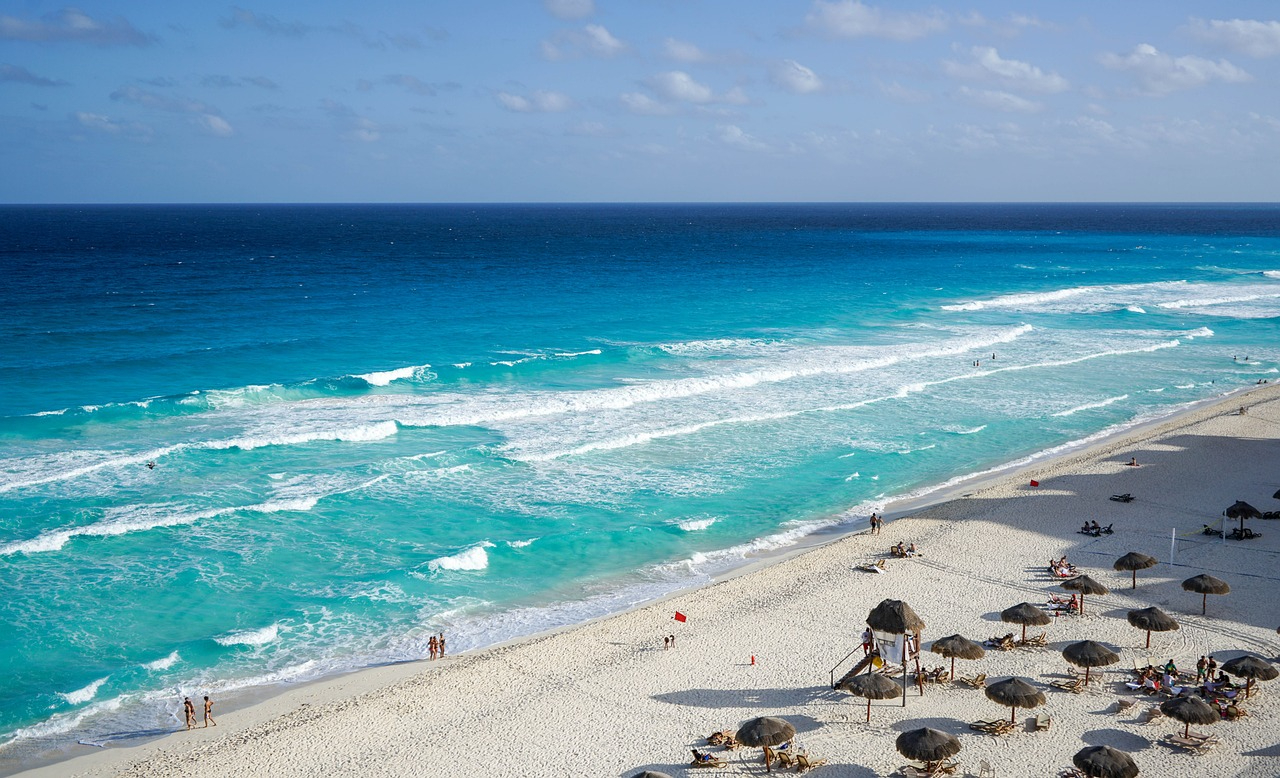 Playas de Cancún sin oleaje fuerte, ¿dónde se encuentran y por qué tienen marea tranquila?