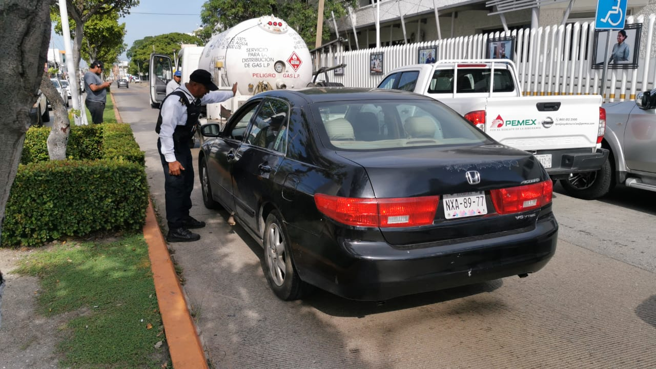   Mujer estrella su auto contra pipa de gas en Ciudad del Carmen  