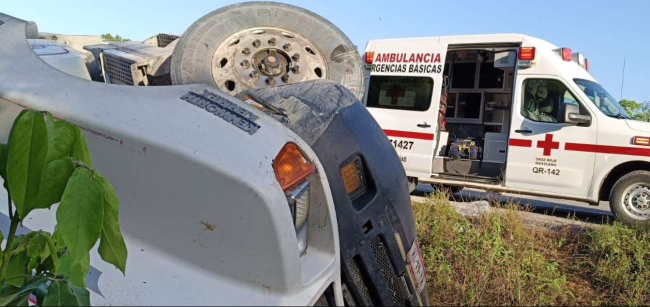 Chofer queda atrapado  al volcar el camión donde viajaba en Felipe Carrillo Puerto