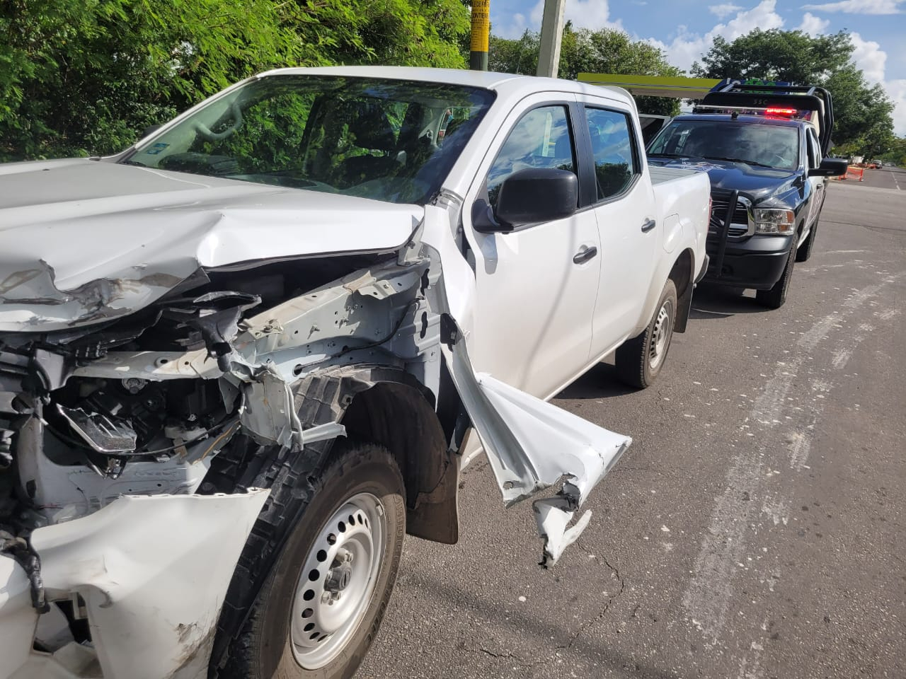 Camionetas chocan de frente en la avenida Insurgentes de Chetumal