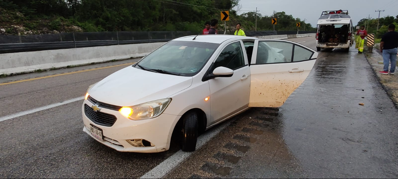 Automóvil sufre accidente vial en 'la curva del diablo' en Campeche / Especial