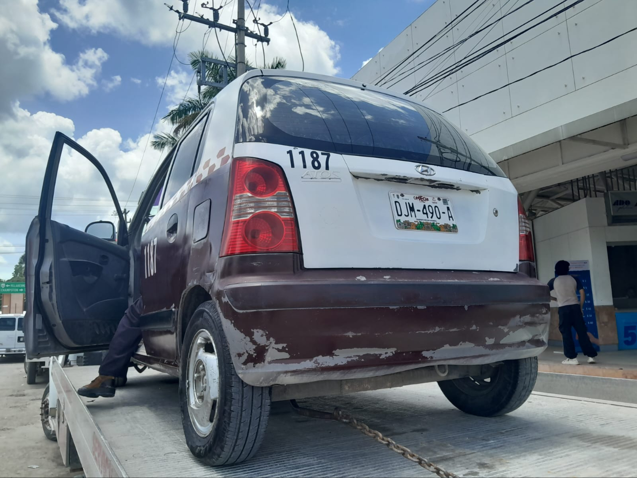 El taxi fue trasladado a bordo de una grúa