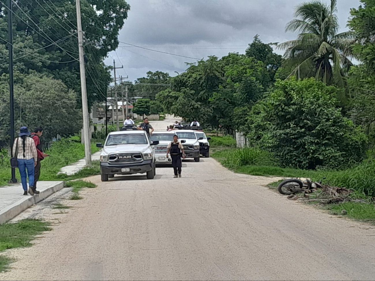 La motocicleta de El Menona quedó a un costado de la vía