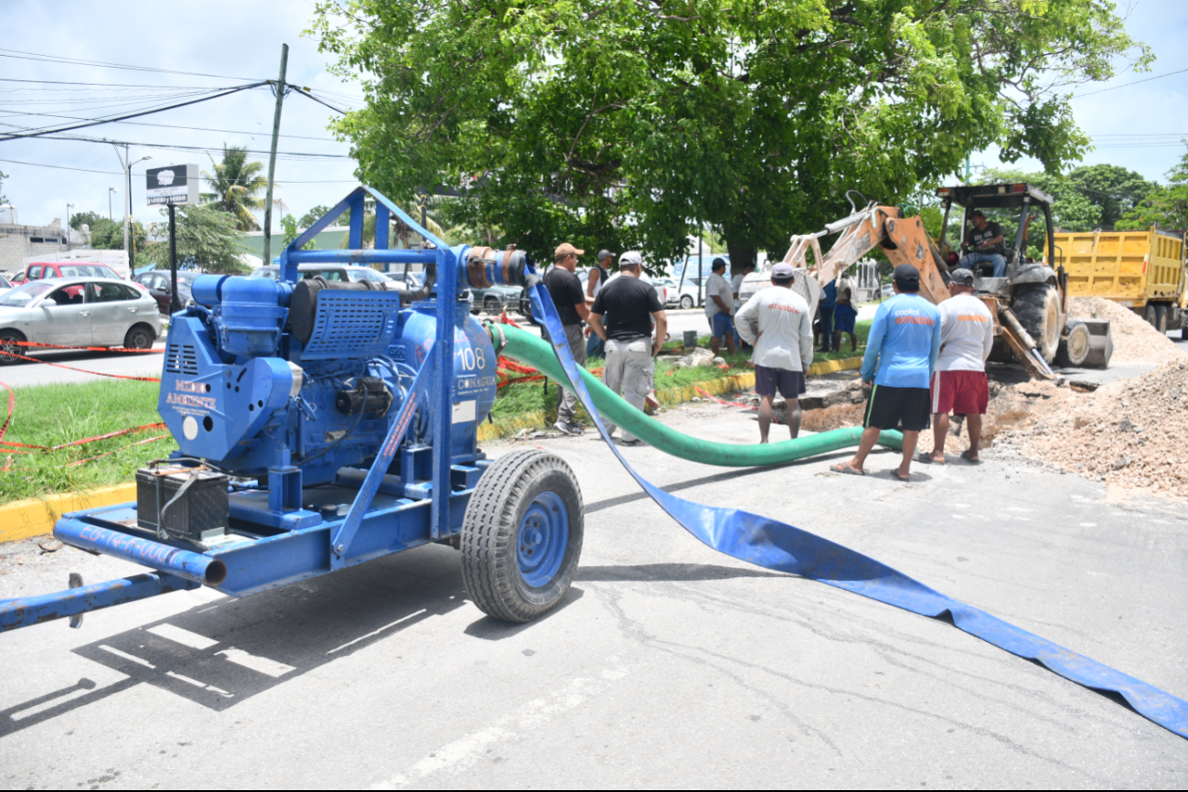 En varias partes de la ciudad hacen reparación de tuberías o válvulas.