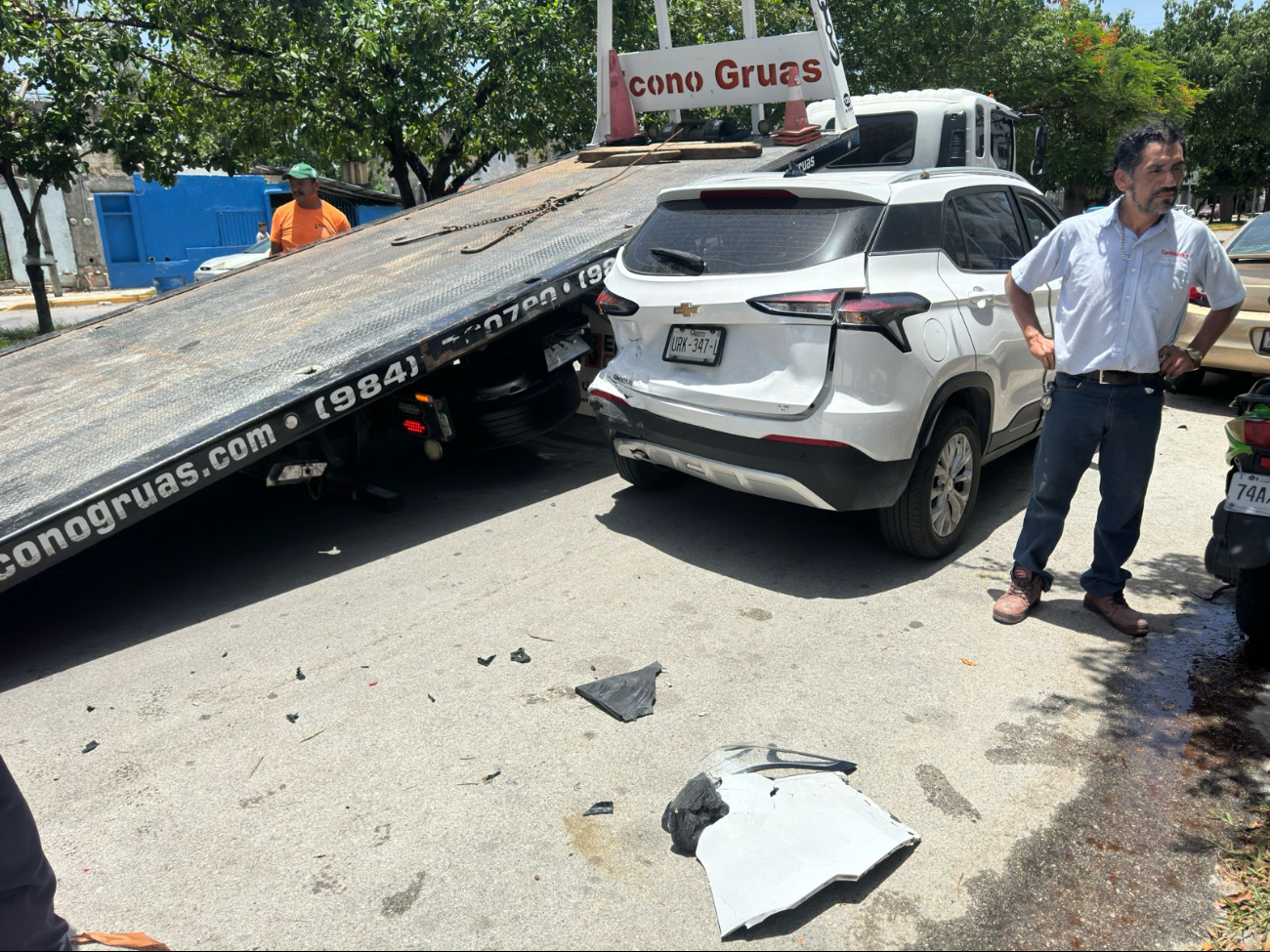 Grúa arriba al lugar del accidente para trasladar una unidad afectada