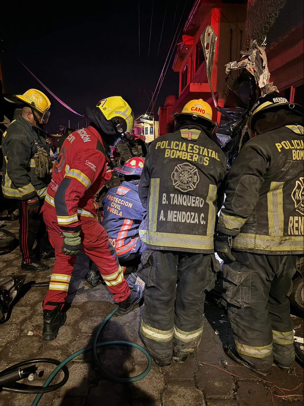 Vecinos llamaron a los servicios de emergencia, quienes acudieron para rescatar a las víctimas.