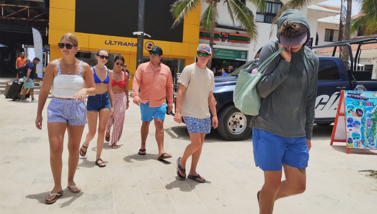 Visitantes extranjeros llegan a Playa del Carmen