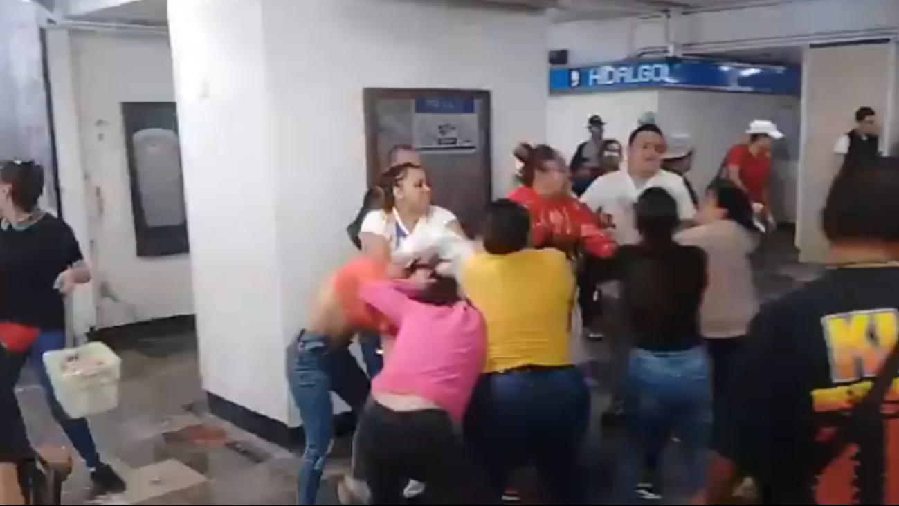 Captan pelea campal entre vendedores del Metro CDMX