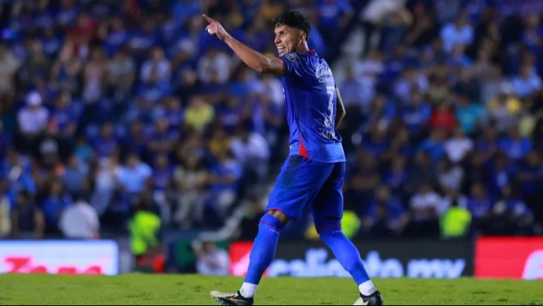 Carlos Salcedo abandona el Cruz Azul, club emite comunicado oficial