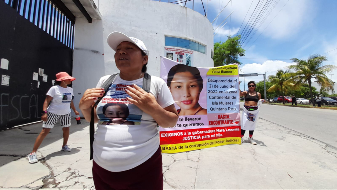 Familia de Fernanda Cayetana se manifiesta afuera de la FGE en Cancún