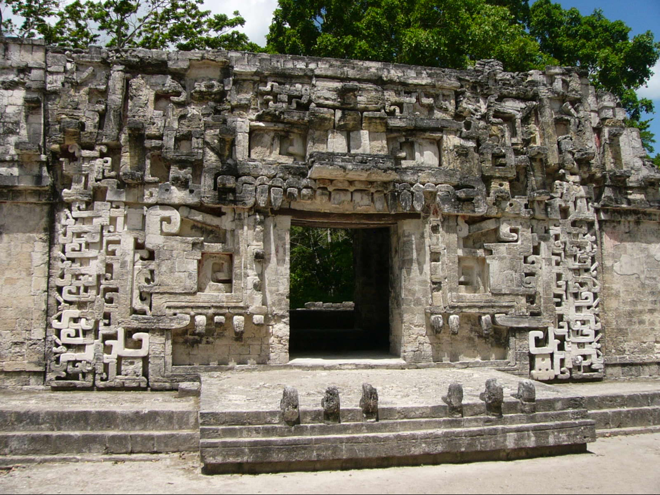 Chicanná, un sitio satélite de Becán, fue construido entre el 300 a.C. y el 1100 d.C. para la élite gobernante.