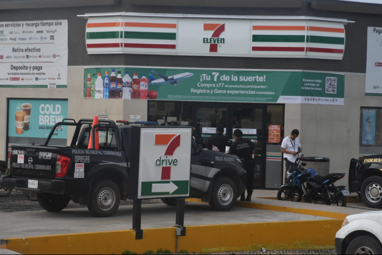 Hombre asalta a empleadas de un 7-Eleven en la vía Mérida-Cancún 