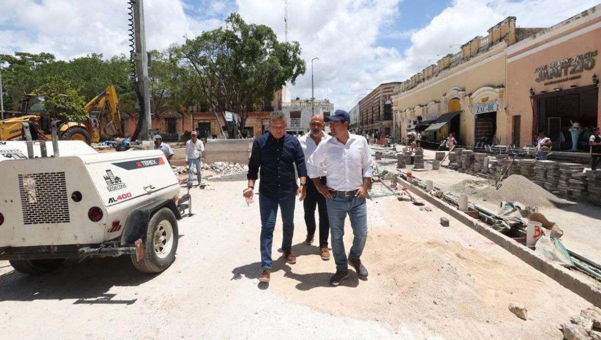 Mauricio Vila supervisa la remodelación de la Plaza Grande en Mérida