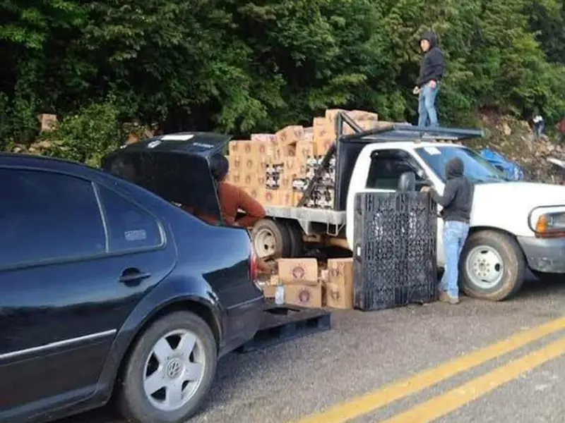 Roban cervezas de tráiler accidentado en San Cristóbal de las Casas