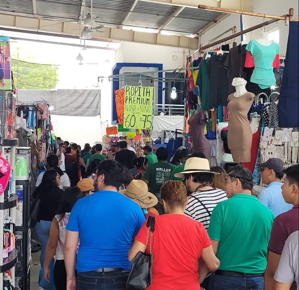 Algunos comerciantes abusaron de los precios, vendiendo agua a 50 pesos, impermeables a 100 pesos y marquesitas a 70 pesos.