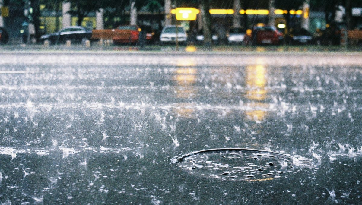 El agua acumulada permitió al señor que lavara sus prendas