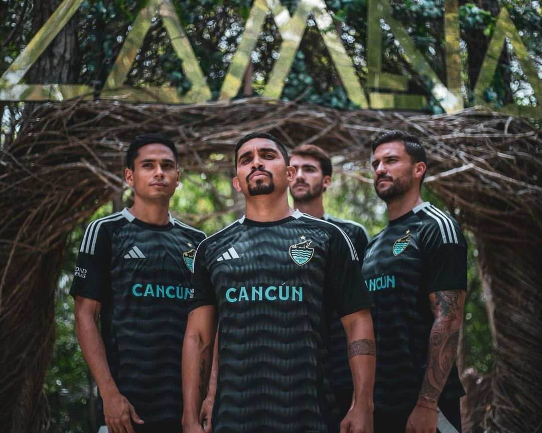 Jugadores de Cancún FC luciendo el nuevo jersey "Sacred Land" frente al icónico mar turquesa de la Riviera Maya