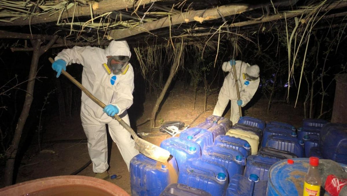 Elementos de la Marina destruyendo un laboratorio clandestino de drogas sintéticas