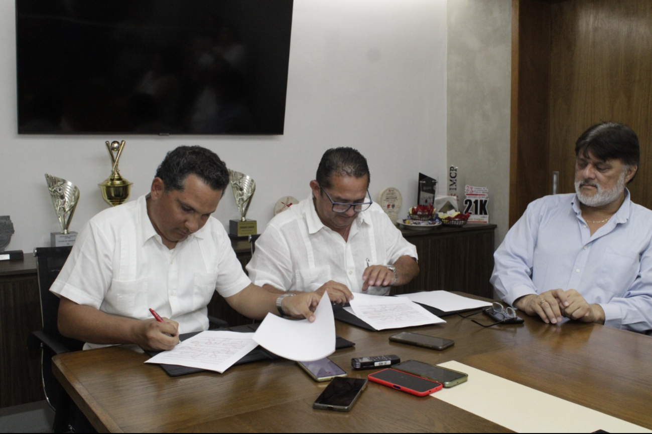 La firma se realizó en el Colegio de Contadores Públicos de Yucatán