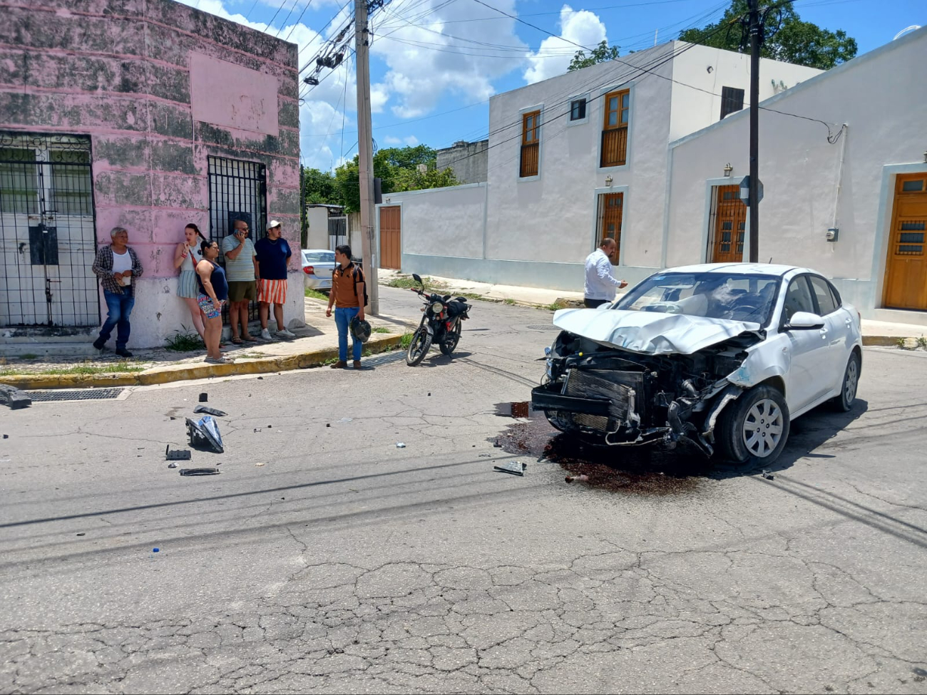 El automóvil Kia Rio presentó graves daños materiales