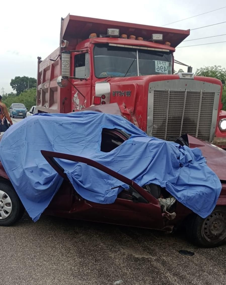 Una mujer y su hijo de tres años murieron de manera instantánea, resultando ileso el conductor, pues la unidad fue embestida en su costado derecho