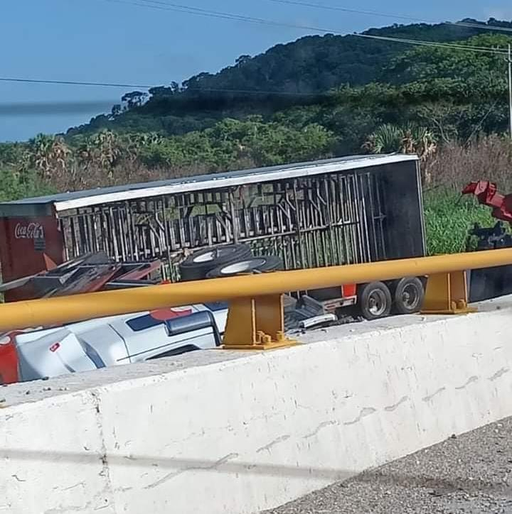 El producto quedó esparcido el producto regado sobre el carril Campeche – Champotón.