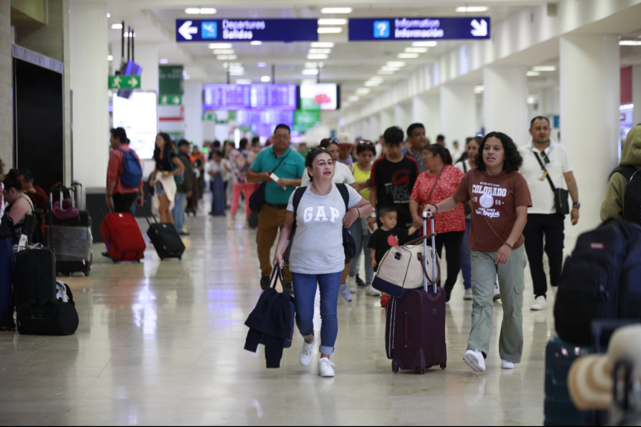 Hay gran afluencia de pasajeros en el aeropuerto de Cancún