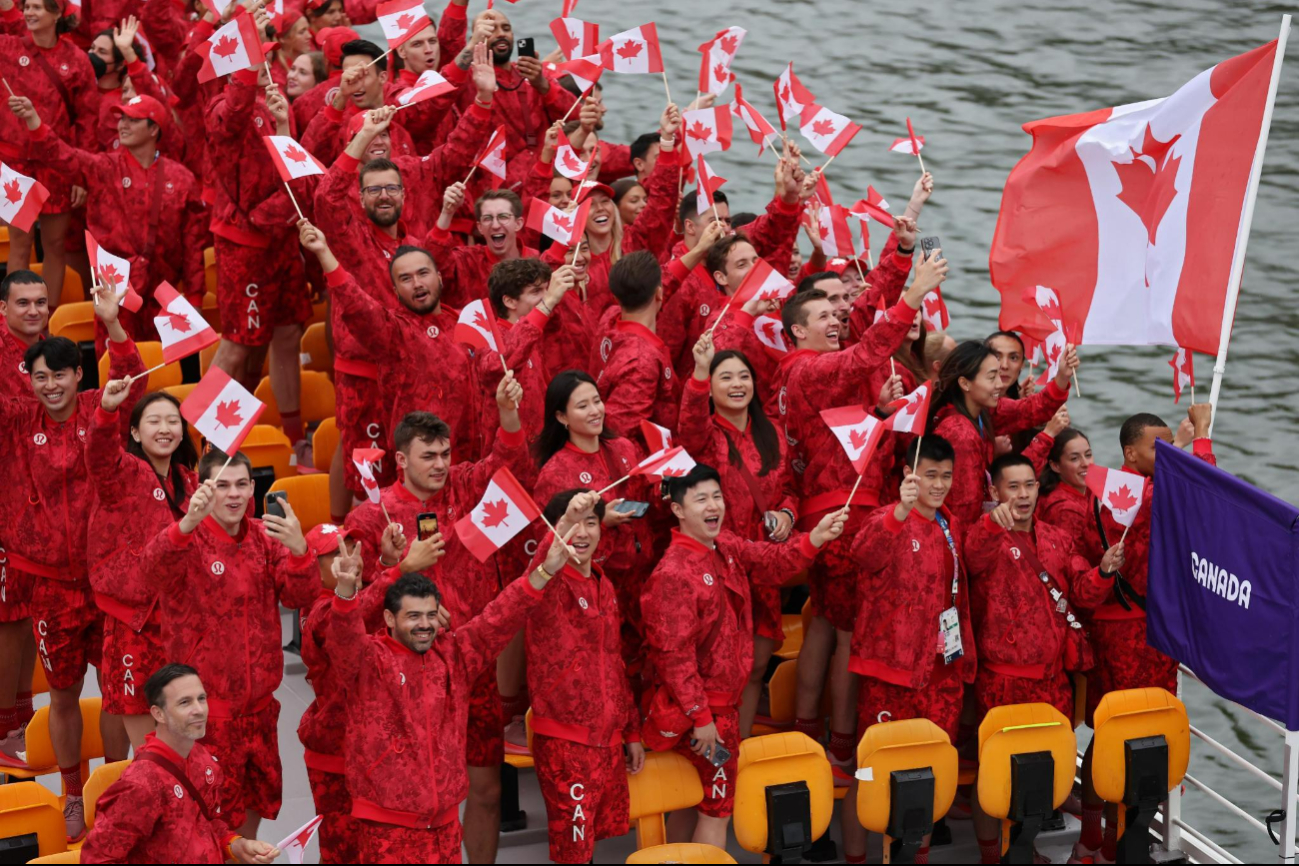 El equipo de Canadá lució con poderío con un traje de dos piezas color rojo