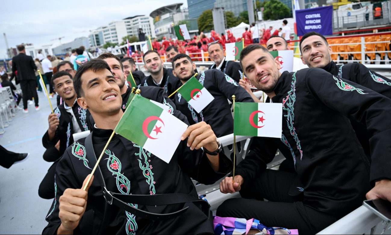 Algeria se hizo presente con un atuendo negro con detalles en verde y rojo; sencillo, pero glamuroso