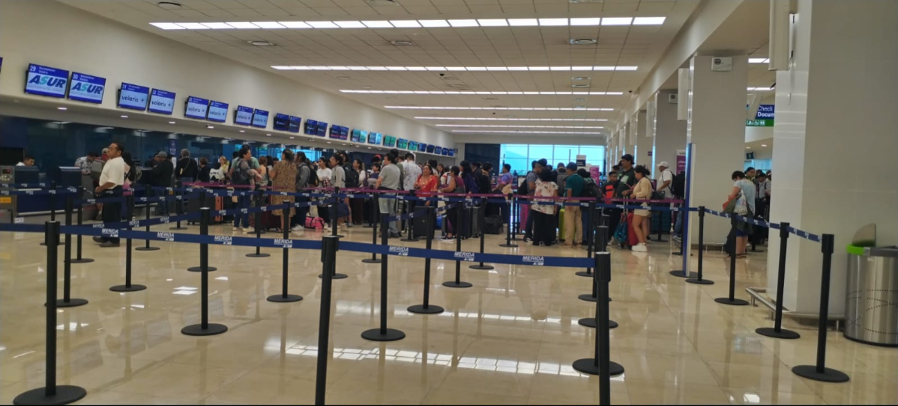 Hay largas filas en los mostradores de las aerolíneas