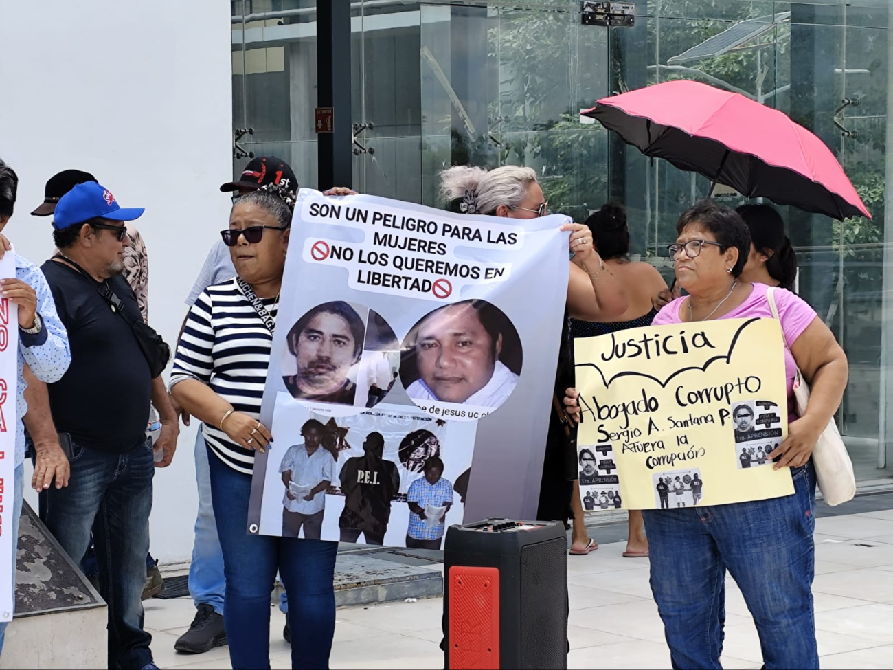 Integrantes de unas 17 familias se manifestaron frente al Centro de Justicia Oral de Mérida