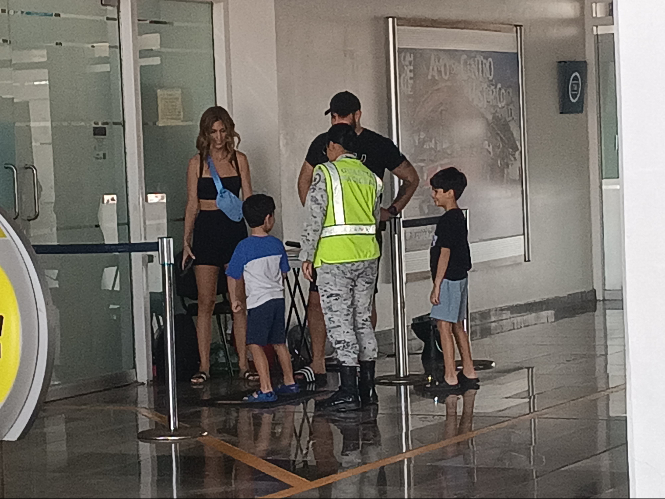 La Guardia Nacional continúa con labores de seguridad en la terminal aérea, recomendando respetar límites de velocidad y áreas de estacionamiento.