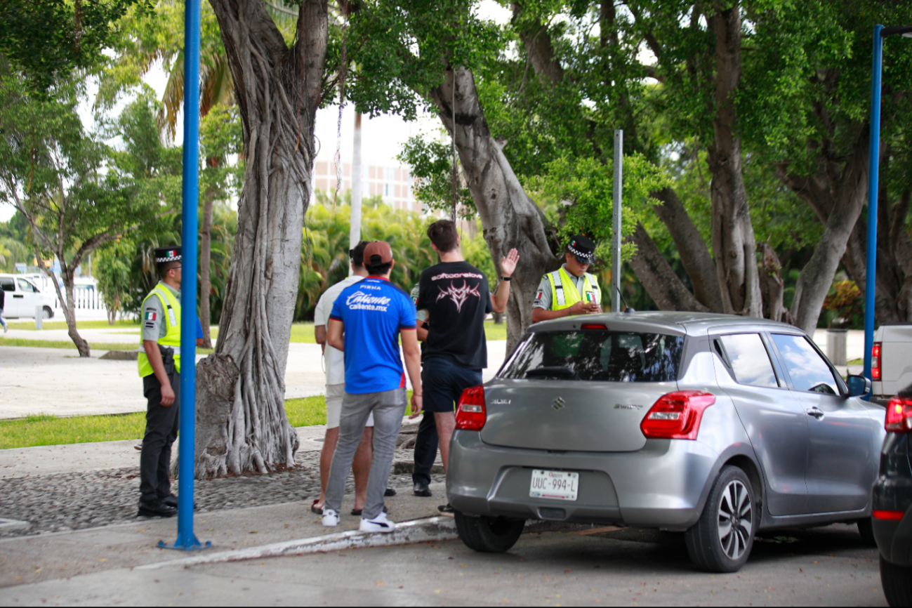 Guardia Nacional detiene a nueve choferes de Uber “piratas” en el aeropuerto de Cancún