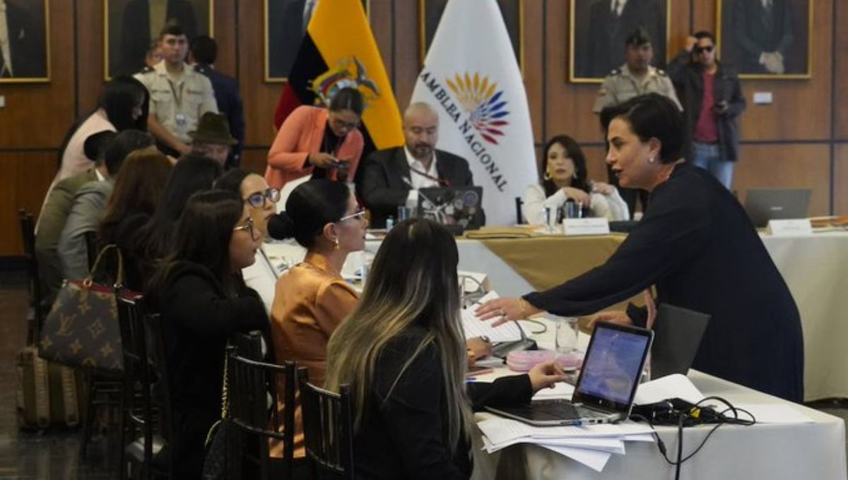 La ministra de Relaciones Exteriores de Ecuador, Gabriela Sommerfeld (de pie y vestido negro), podría enfrentar un juicio político por el asalto a la embajada mexicana en Quito