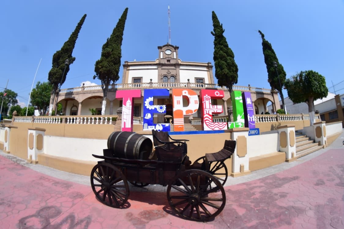 Tepeji del Río, Hidalgo trabaja para obtener un récord Guinness con sus maxiletras turísticas de 15 metros de altura, superando a las de Hollywood.