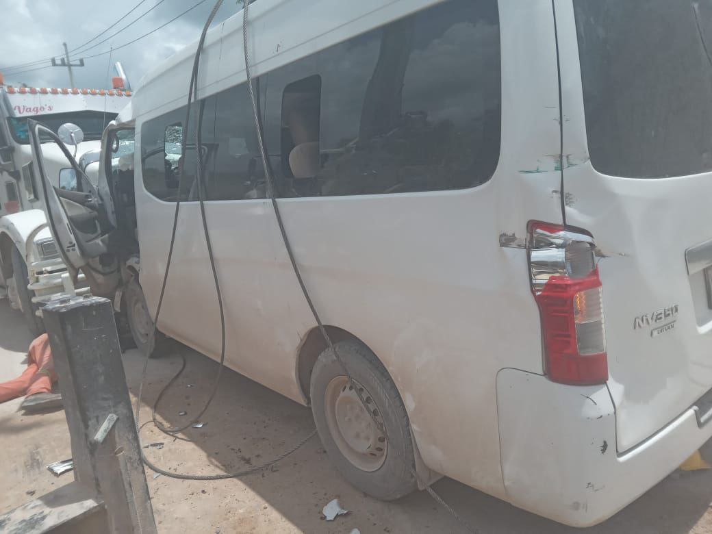 Trabajadores del Tren Maya resultan lesionados tras accidente entre van y maquinaria pesada / Especial