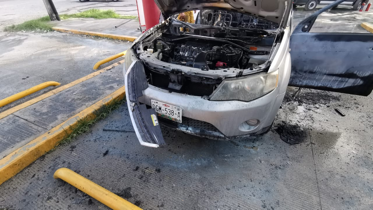 Camioneta termina en cenizas