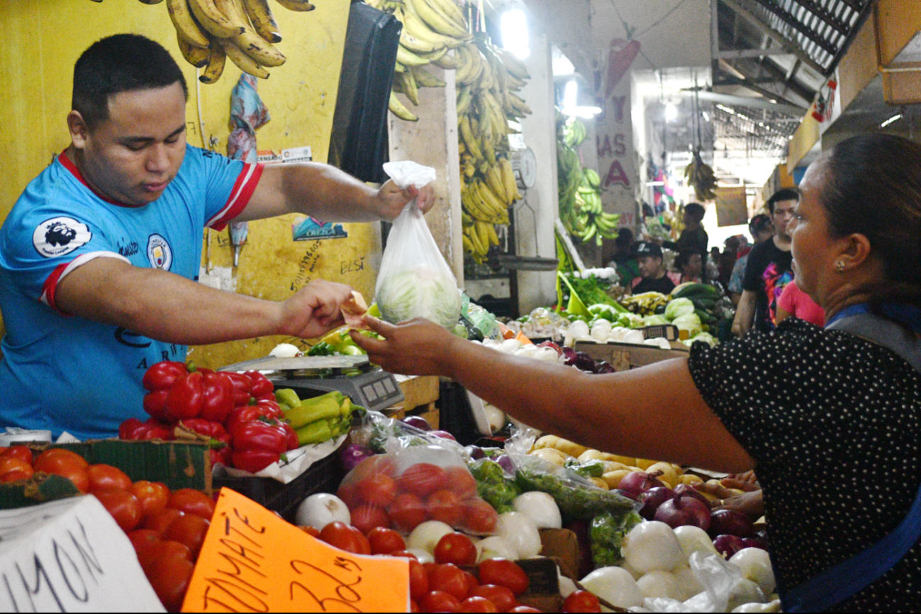 Ciudadanos están pendientes de las redes sociales ante el alza de alimentos, combustibles, bienes y servicios