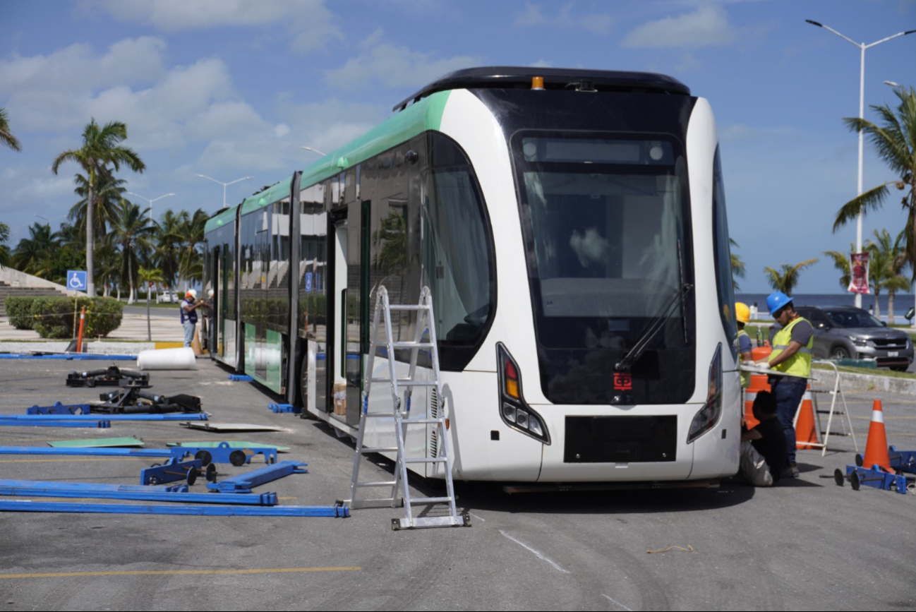 El ensamblaje y montaje del Tren Ligero continúa en el estacionamiento del Centro de Convenciones y Exposiciones Campeche XXI