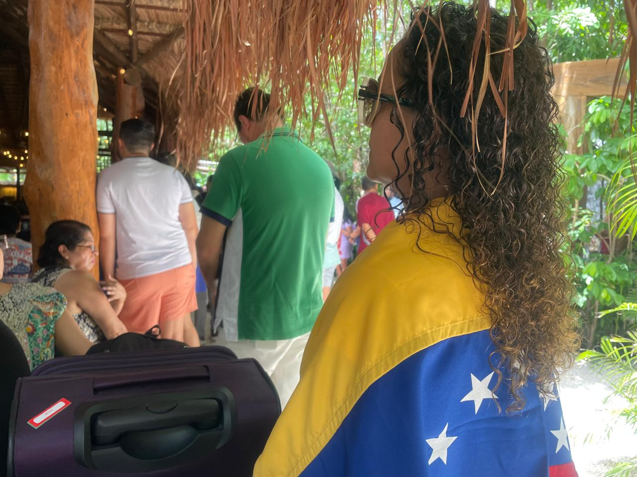 Los asistentes acudieron con banderas, gorras y playeras con los colores de la bandera venezolana