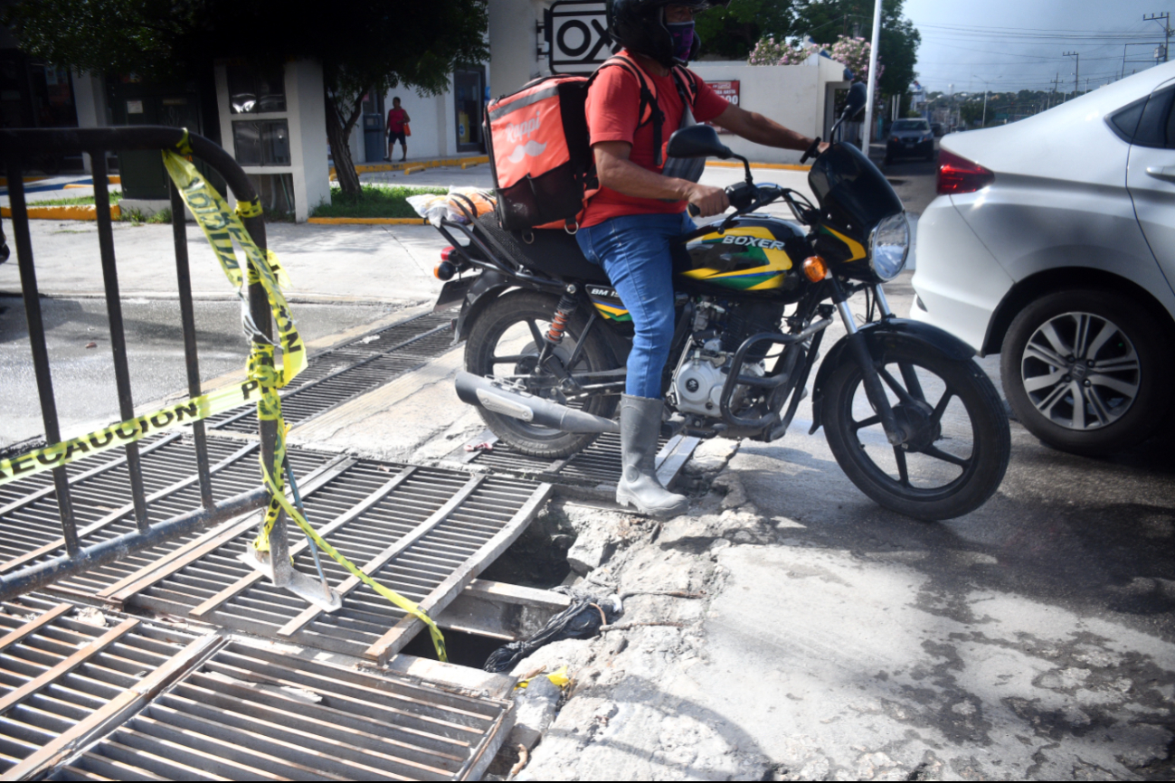 Alcantarillas rotas de Campeche un problema grave para motociclistas 