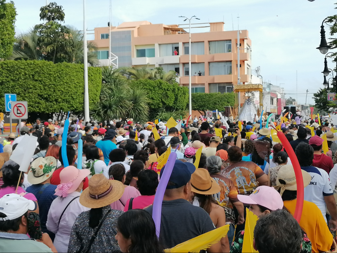 La venerada imagen salió de su santuario en hombros de feligreses