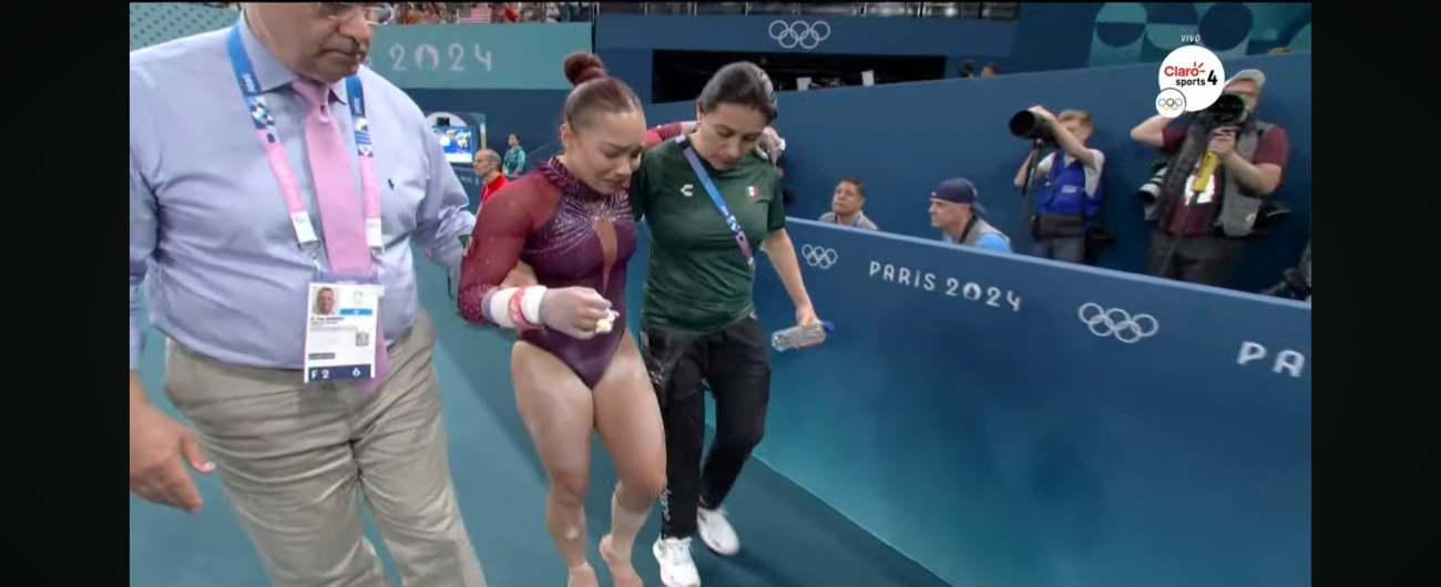 Natalia sale llorando y con ayuda de su equipo